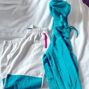 Women’s Northface matching sweatsuit. Like new condition.